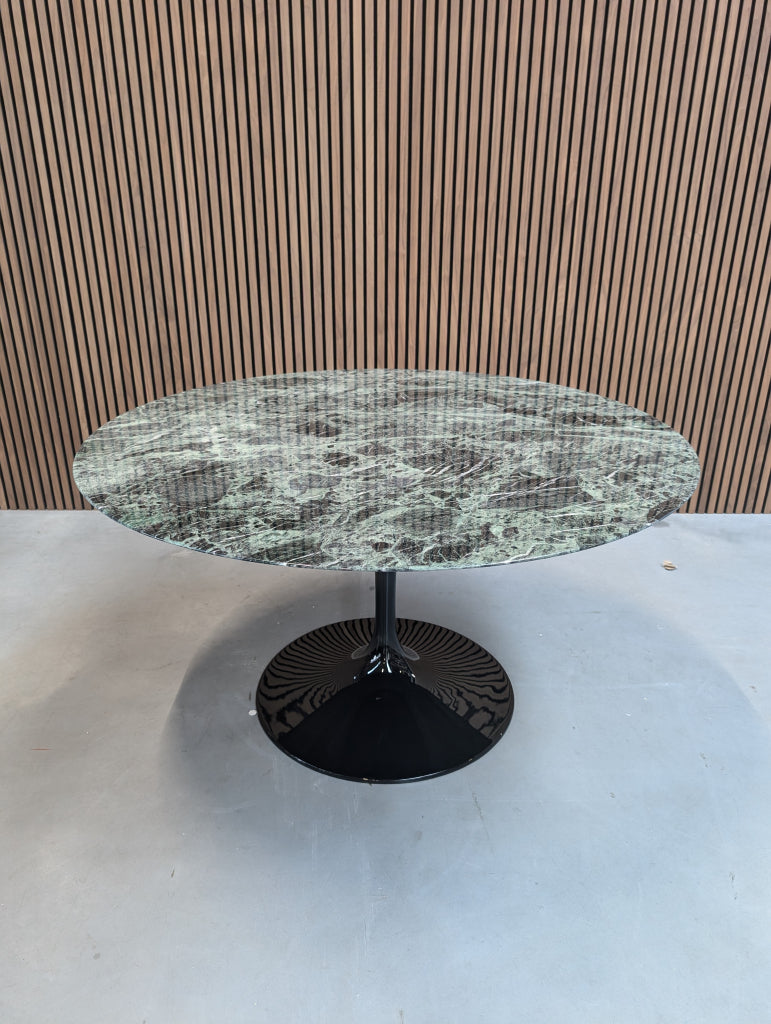 Knoll Saarinen Eettafel - Verde Alpi Marmer (Ø137)