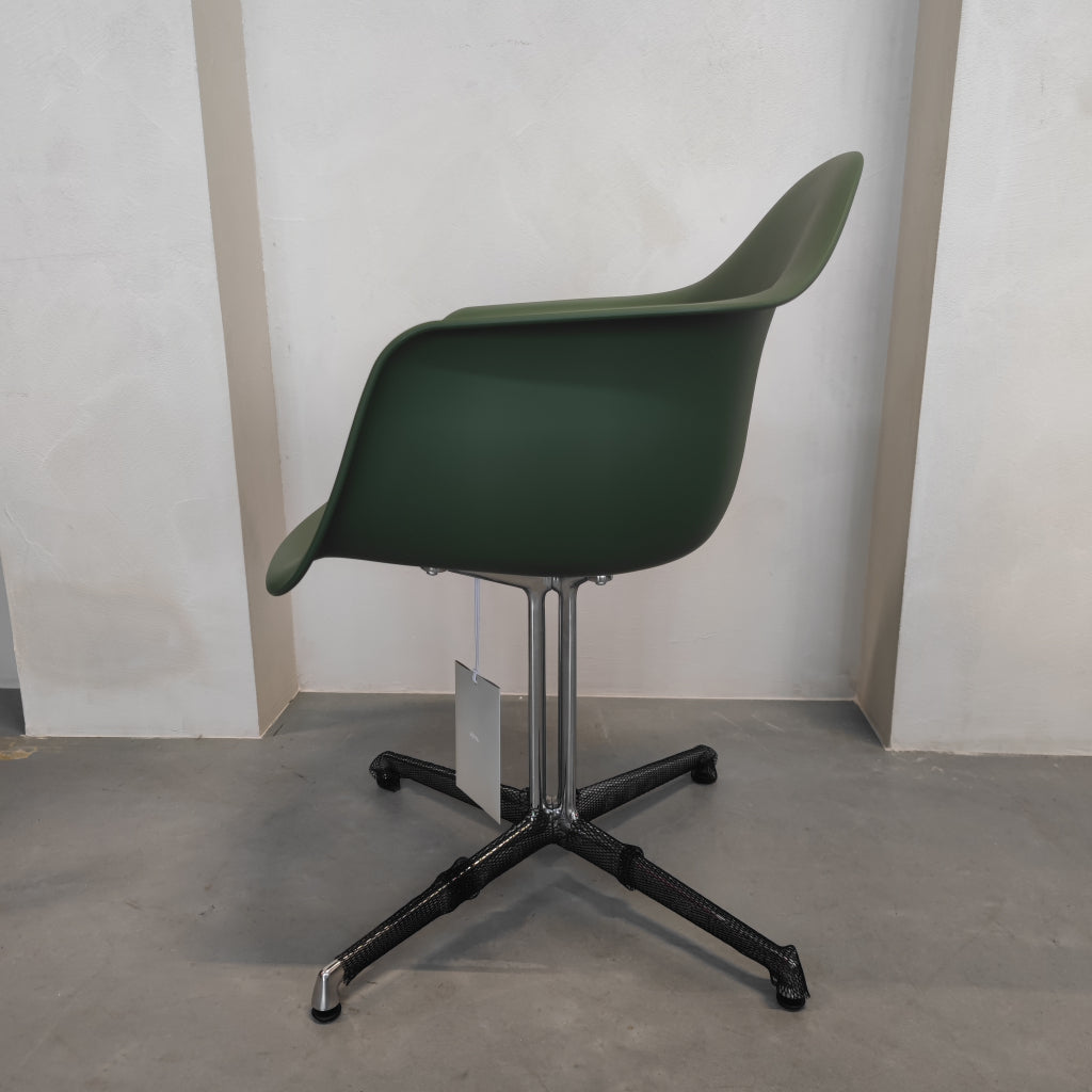 Vitra Eames Plastic Armchair Forest (RE) met Polished Base