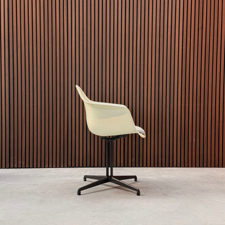Vitra Eames Fiberglass DAL eetkamerstoel - Schaakbordpatroon