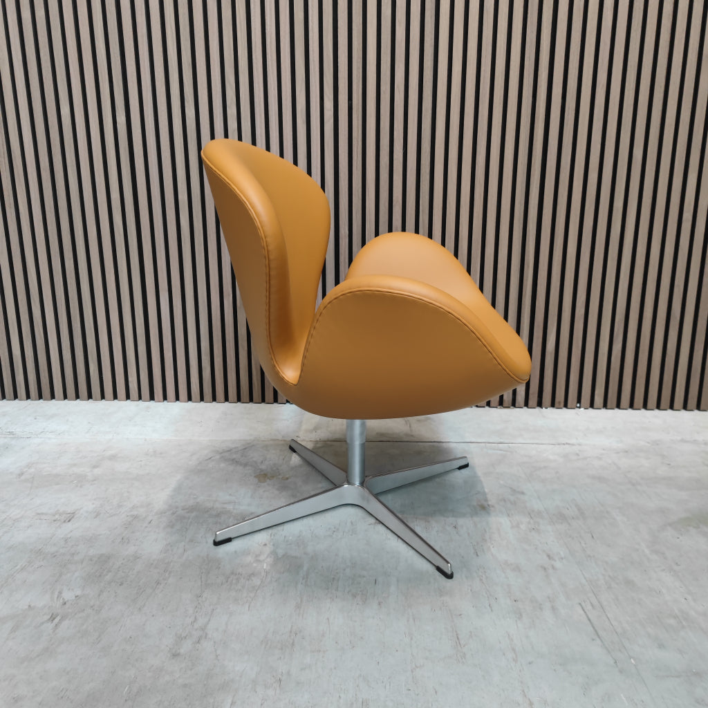 Fritz Hansen Swan Chair in Grace Walnut (Nieuw)