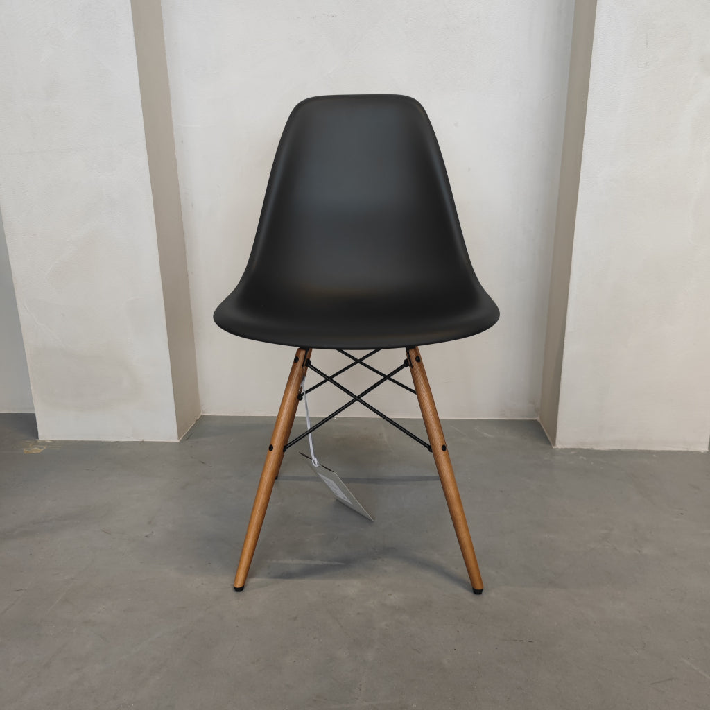 Vitra DSW - Esdoorn (Diepzwart)