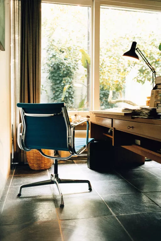 Vitra EA 107 stoel Hopsak Nero, onderstel verchroomd
