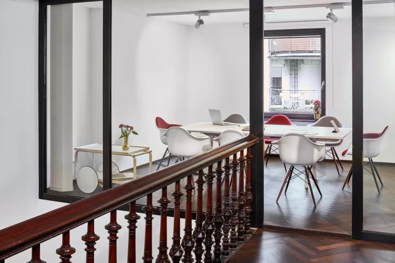 Vitra Eames DAW stoel zwart esdoorn onderstel