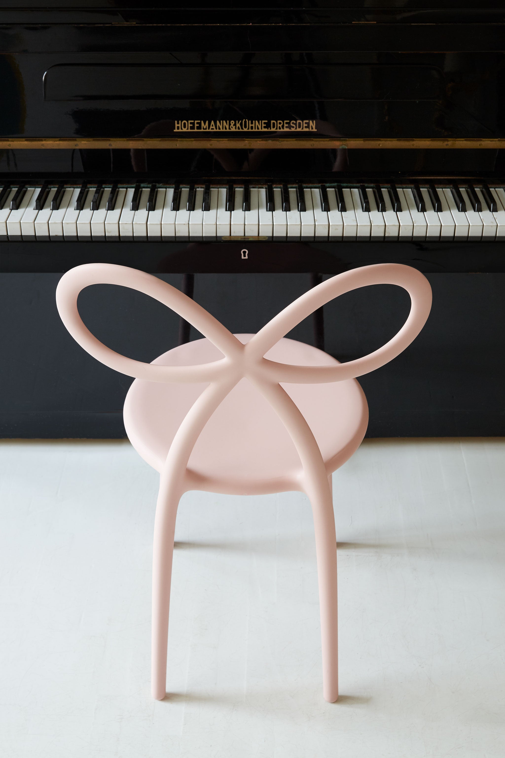 Qeeboo Ribbon Chair