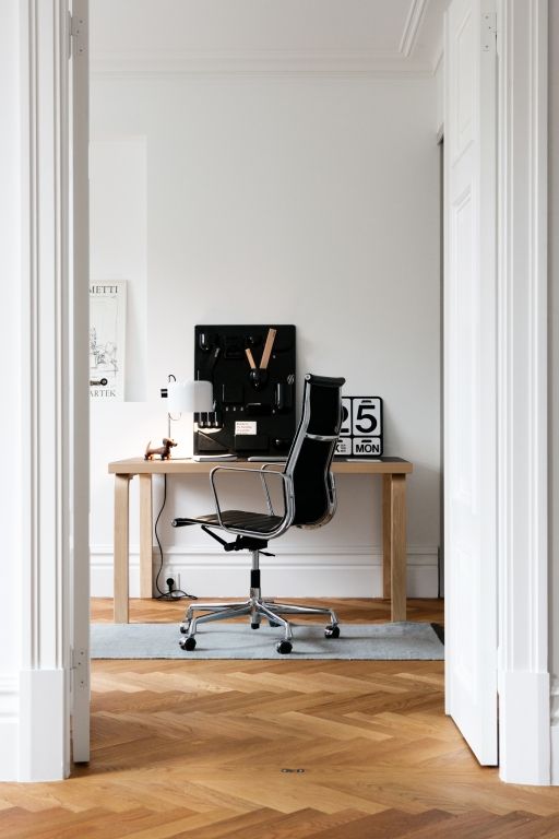 Vitra EA 119 Hopsak office chair black, polished base