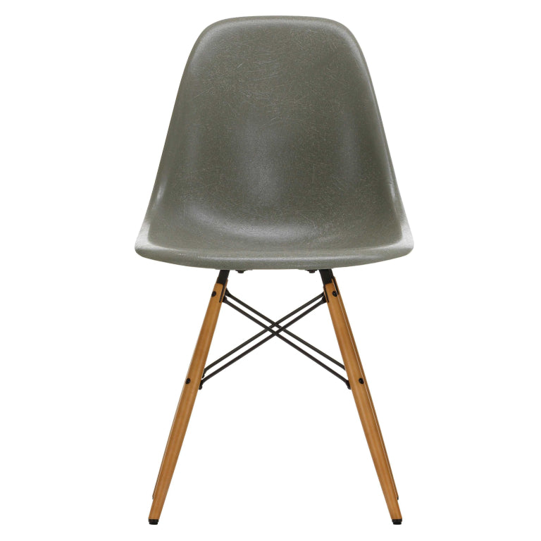 Vitra Eames DSW Fiberglass stoel geelachtig esdoorn