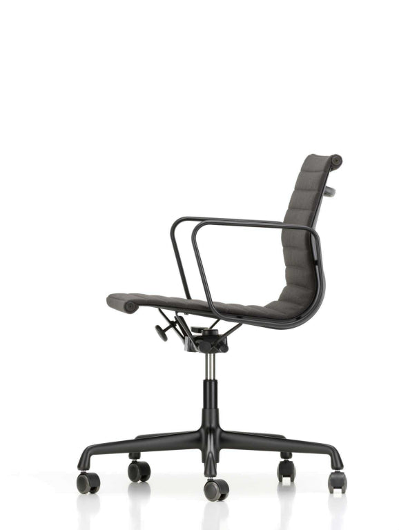 Vitra Aluminium Chair EA 117 draaibaar, zwart aluminium onderstel