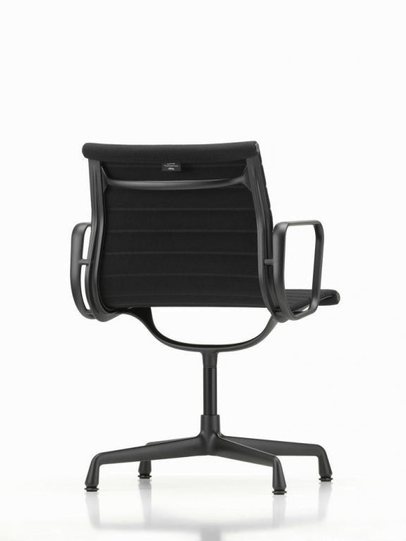 Vitra Aluminium Chair EA 104 bureaustoel zwart onderstel