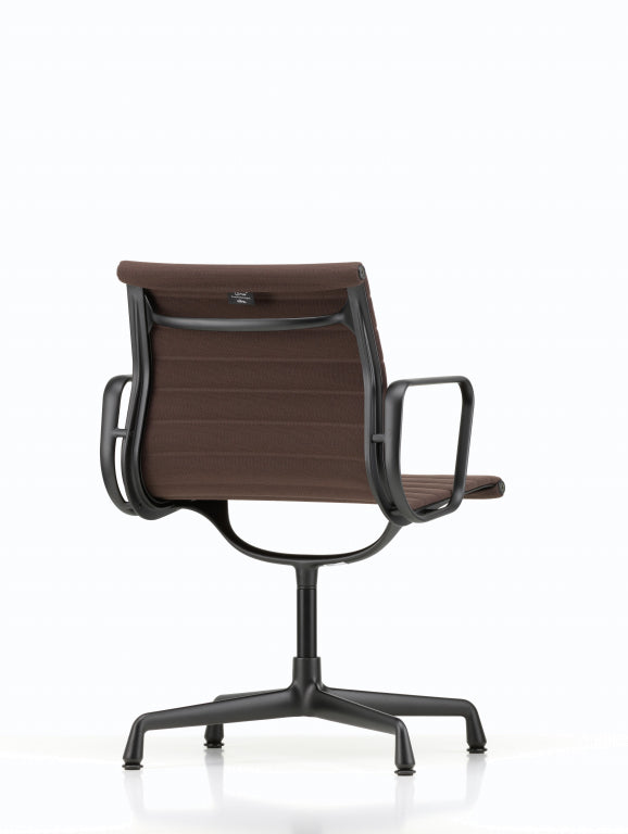 Vitra Aluminium Chair EA 104 bureaustoel zwart onderstel