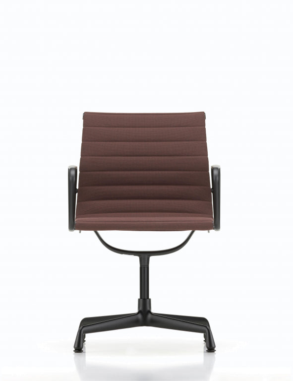 Vitra Aluminium Chair EA 104 bureaustoel zwart onderstel