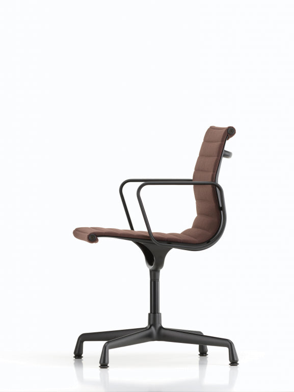 Vitra Aluminium Chair EA 104 bureaustoel zwart onderstel