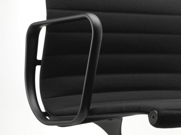 Vitra Aluminium Chair EA 104 bureaustoel zwart onderstel