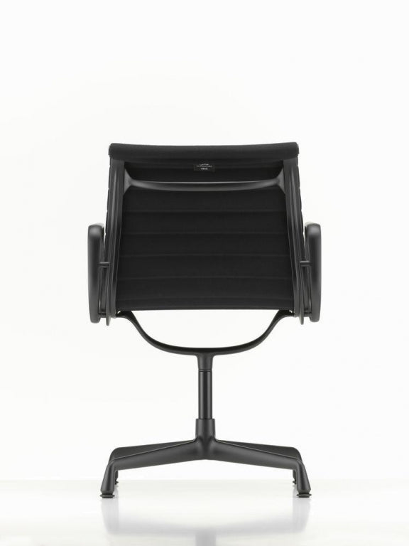 Vitra Aluminium Chair EA 104 bureaustoel zwart onderstel