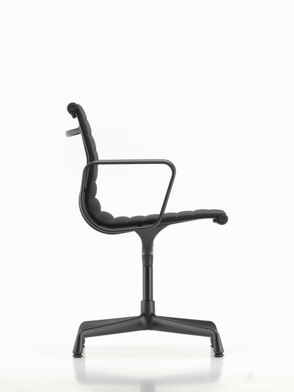 Vitra Aluminium Chair EA 104 bureaustoel zwart onderstel