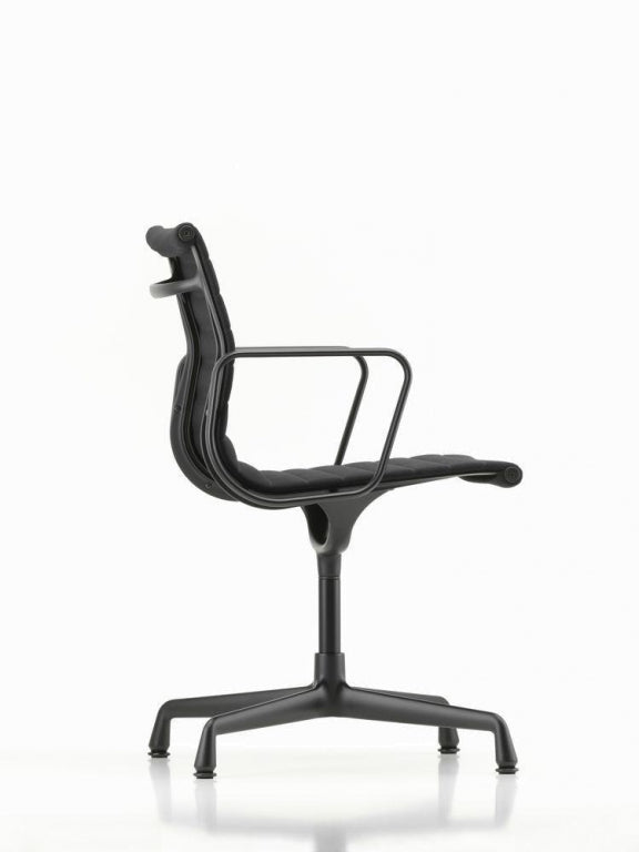 Vitra Aluminium Chair EA 104 bureaustoel zwart onderstel