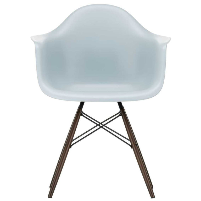 Vitra Eames DAW stoel donker esdoorn onderstel