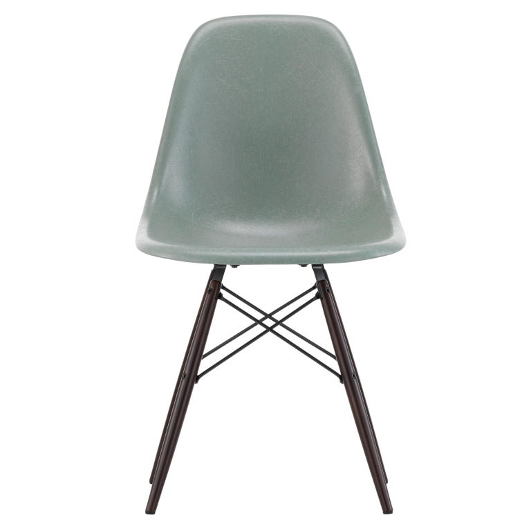 Vitra Eames DSW Fiberglass stoel esdoorn donker