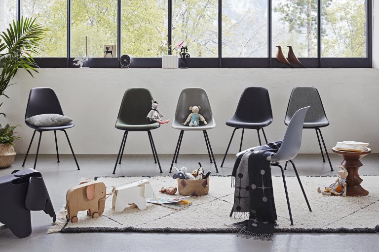 Vitra Eames DSX Fiberglass stoel zwart onderstel