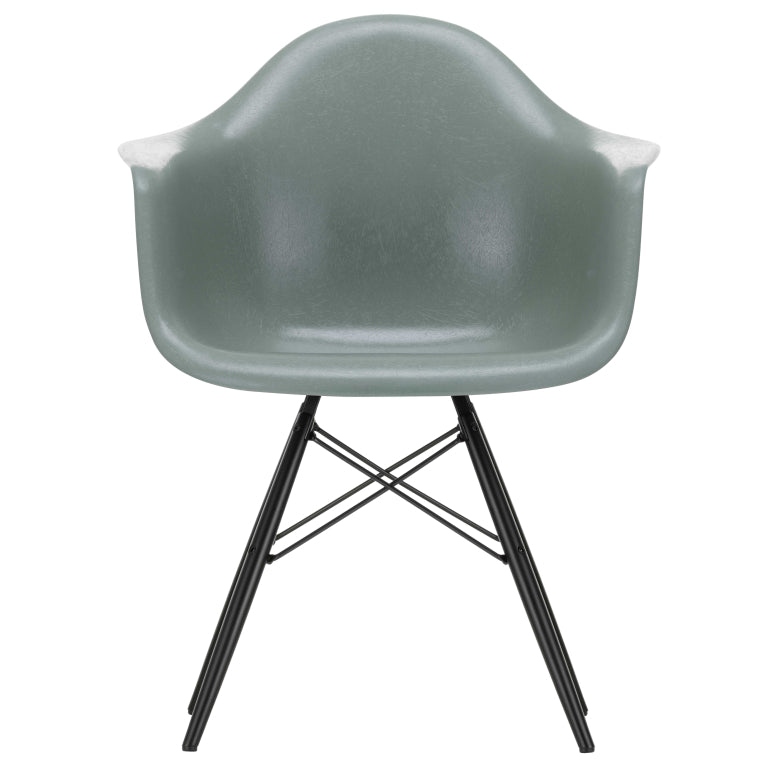 Vitra Eames DAW Fiberglass stoel zwart esdoorn