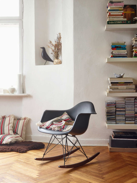 Vitra Eames RAR schommelstoel met donker onderstel wit