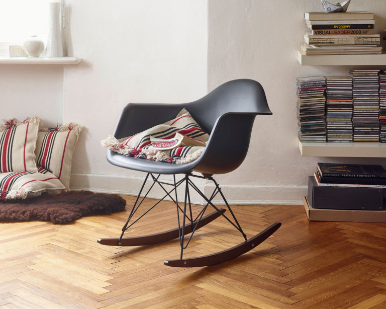 Vitra Eames RAR schommelstoel met donker onderstel wit