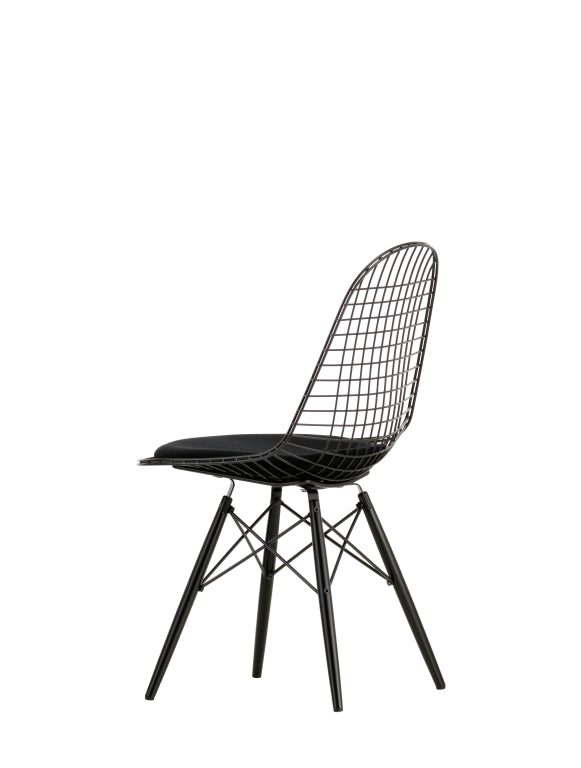 Vitra Eames Wire Chair DKW-5 stoel esdoornzwart onderstel zwart kussen