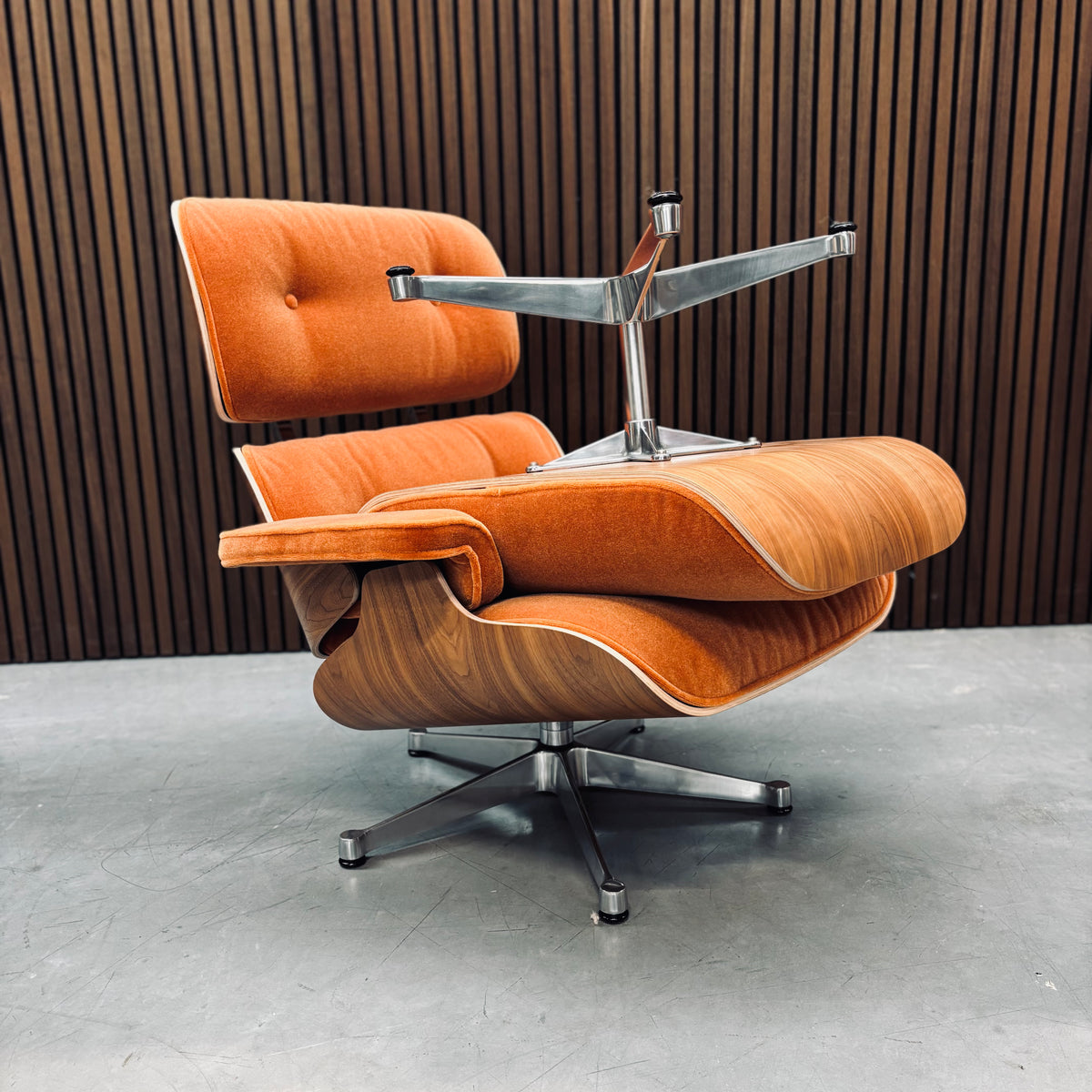 Eames Lounge Chair | Chestnut Shell & Congac Calma