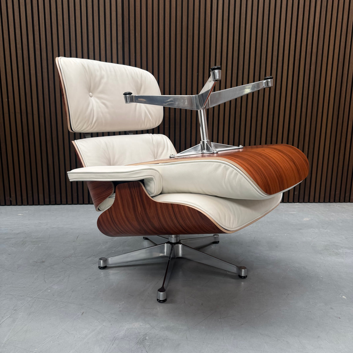 Vitra Eames Lounge Chair | Santos Plisander & Snow Leather
