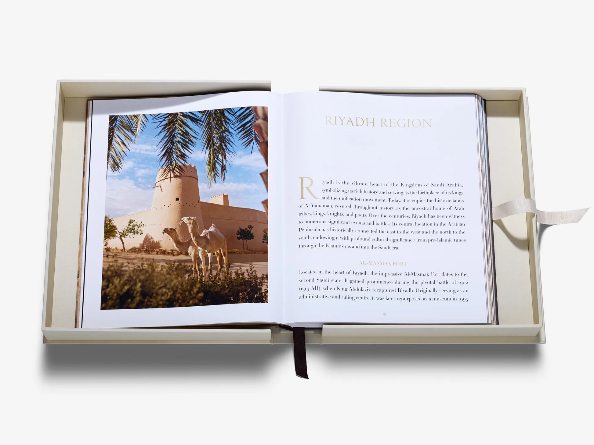 ASSOULINE Grace in the Desert: The Beauty of Saudi Arabia's Camels