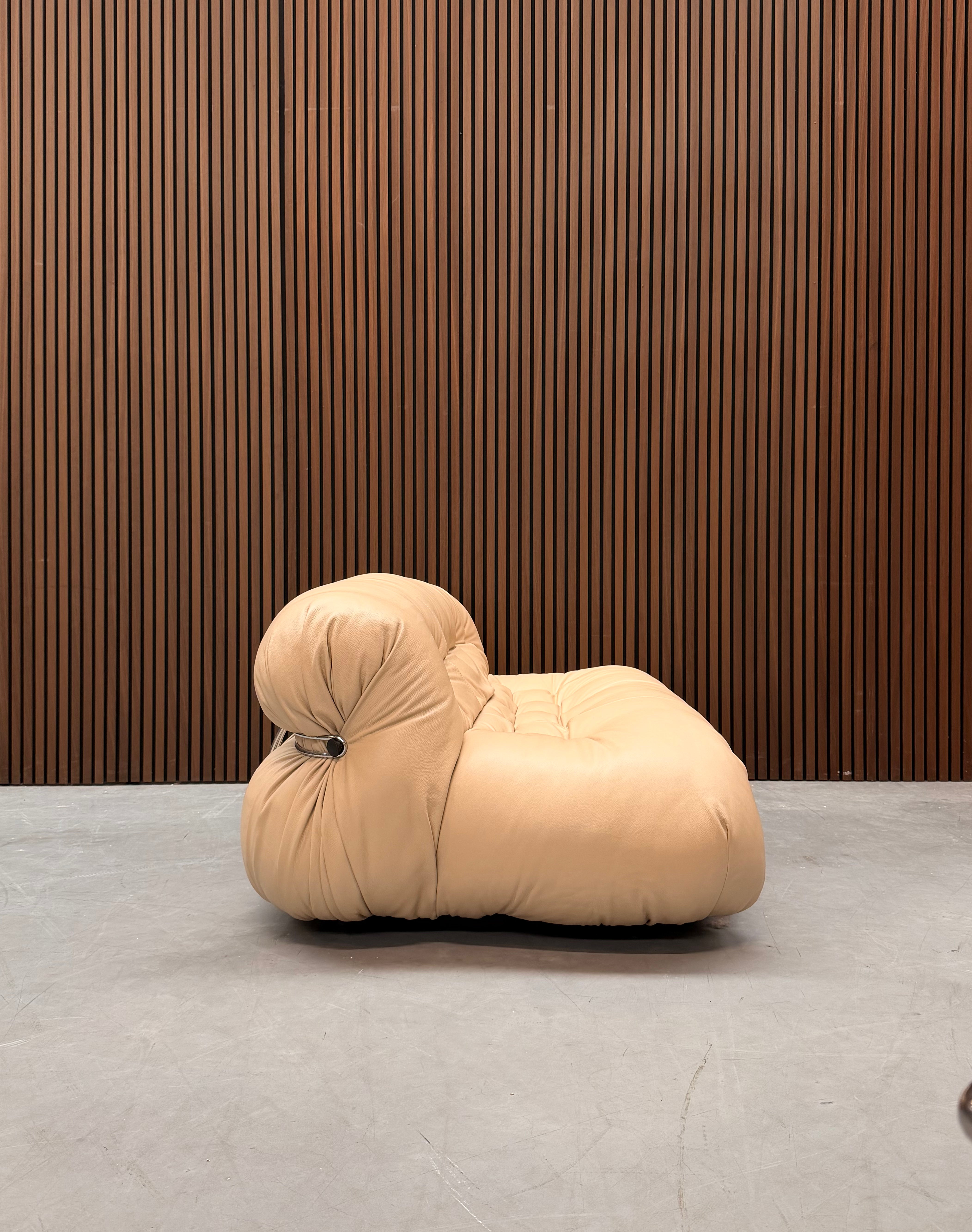 Cassina Soriana Two-seater - Leather Sand + Ottoman Leather Sand