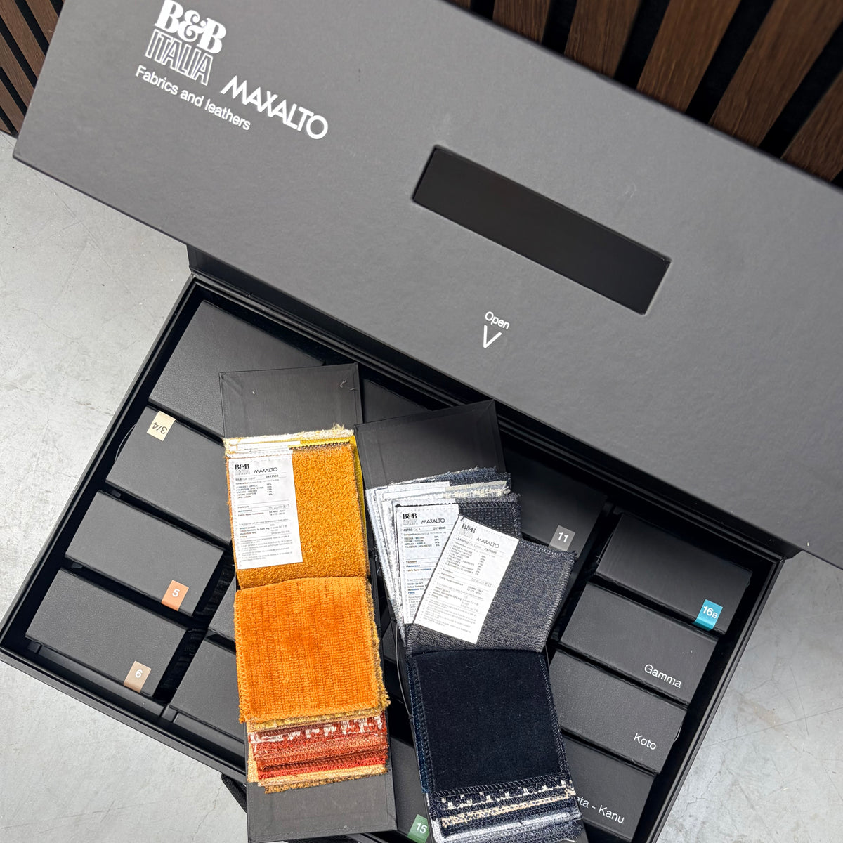B&B Italia Camaleonda Element – Black Leather