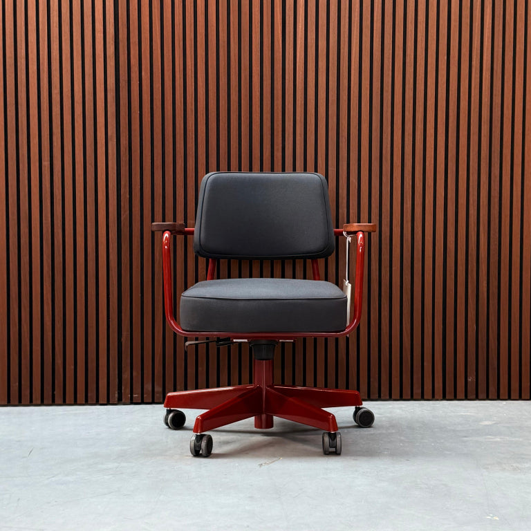 Vitra Fauteuil Direction Pivotant – Japanese Red & Walnut