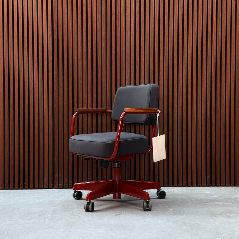 Vitra Fauteuil Direction Pivotant – Japanese Red & Walnut