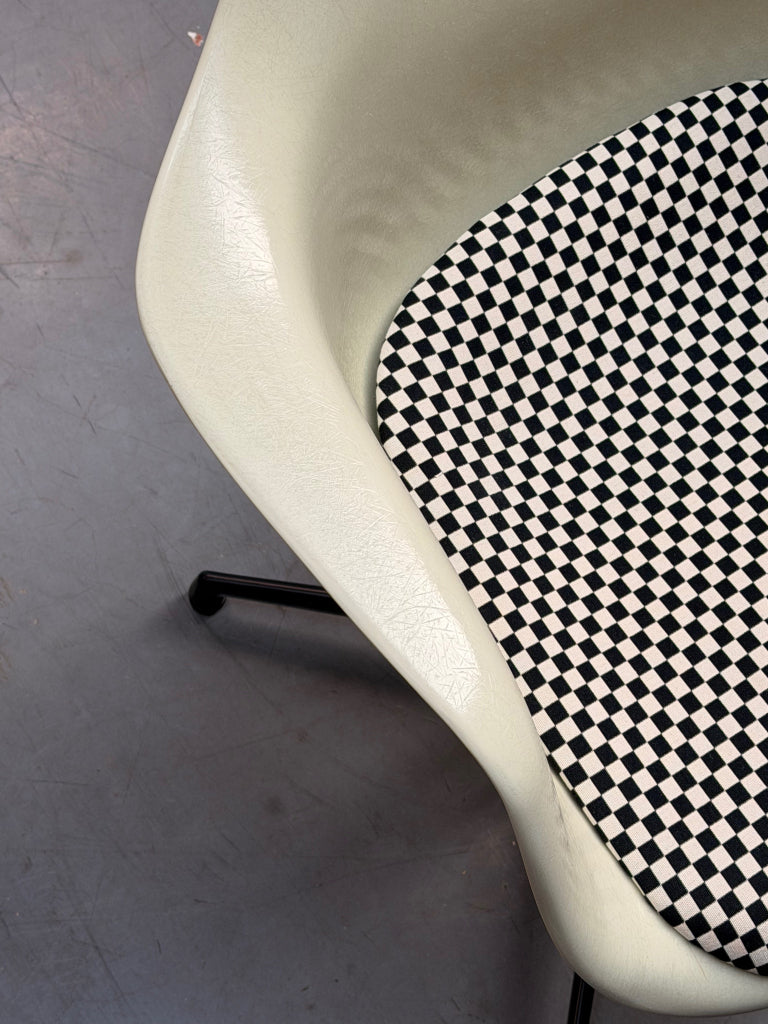 Vitra Eames Fiberglass DAL eetkamerstoel - Schaakbordpatroon