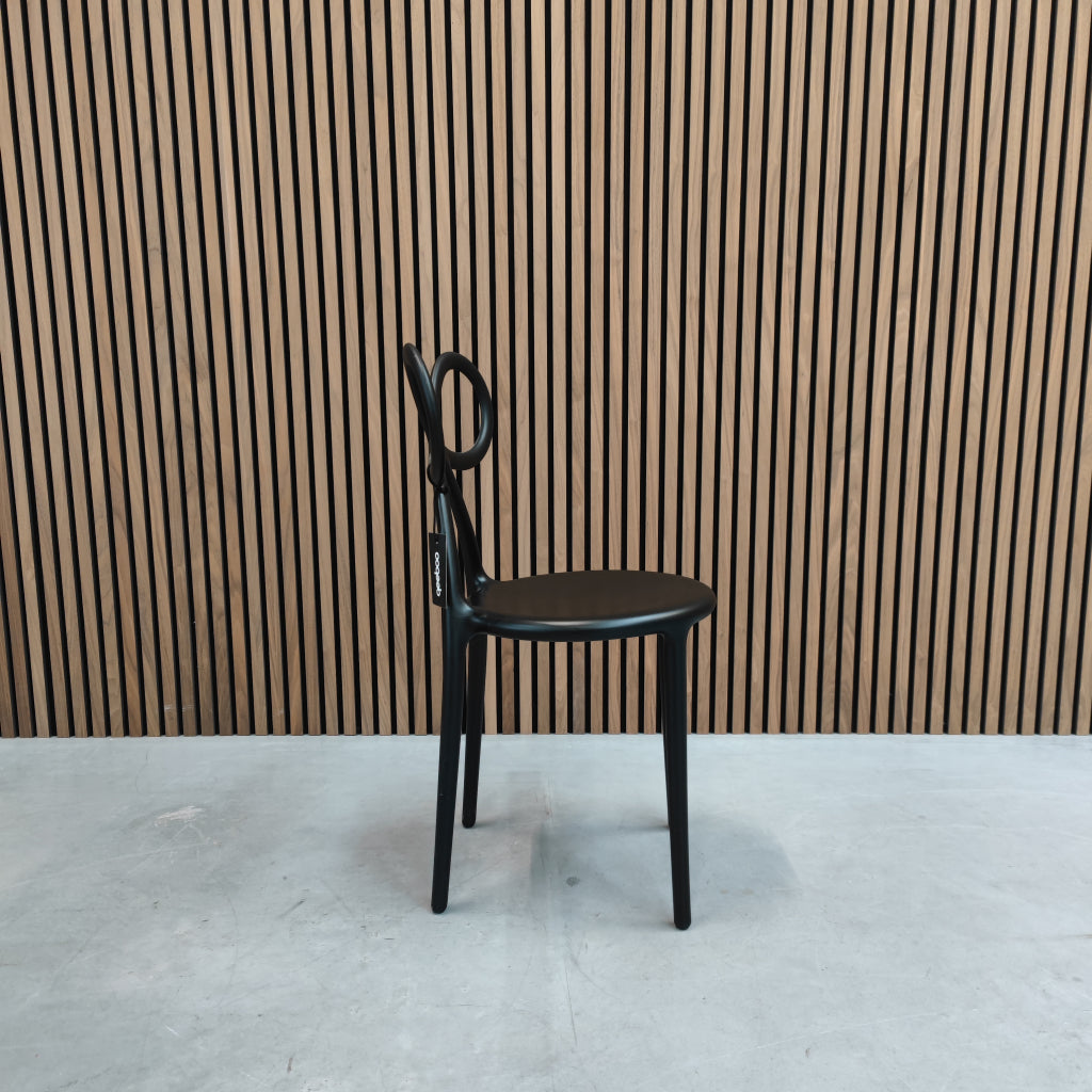 Qeebo-Black ribbon chair