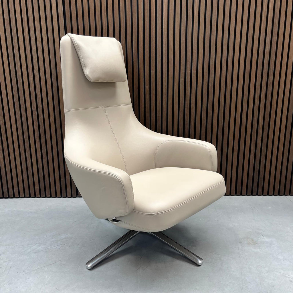 Vitra Repos fauteuil met ottoman - sand premium leder