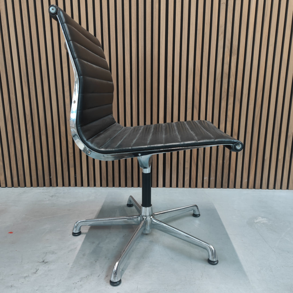 Vitra Eames EA 105 bureaustoel
