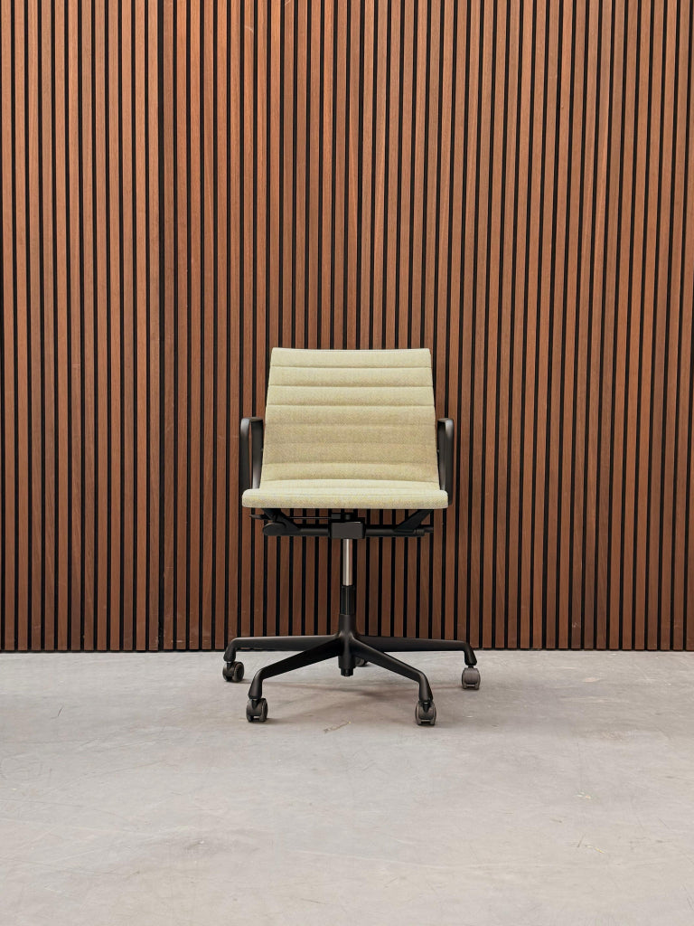 Vitra Eames Alumium chair - EA 118