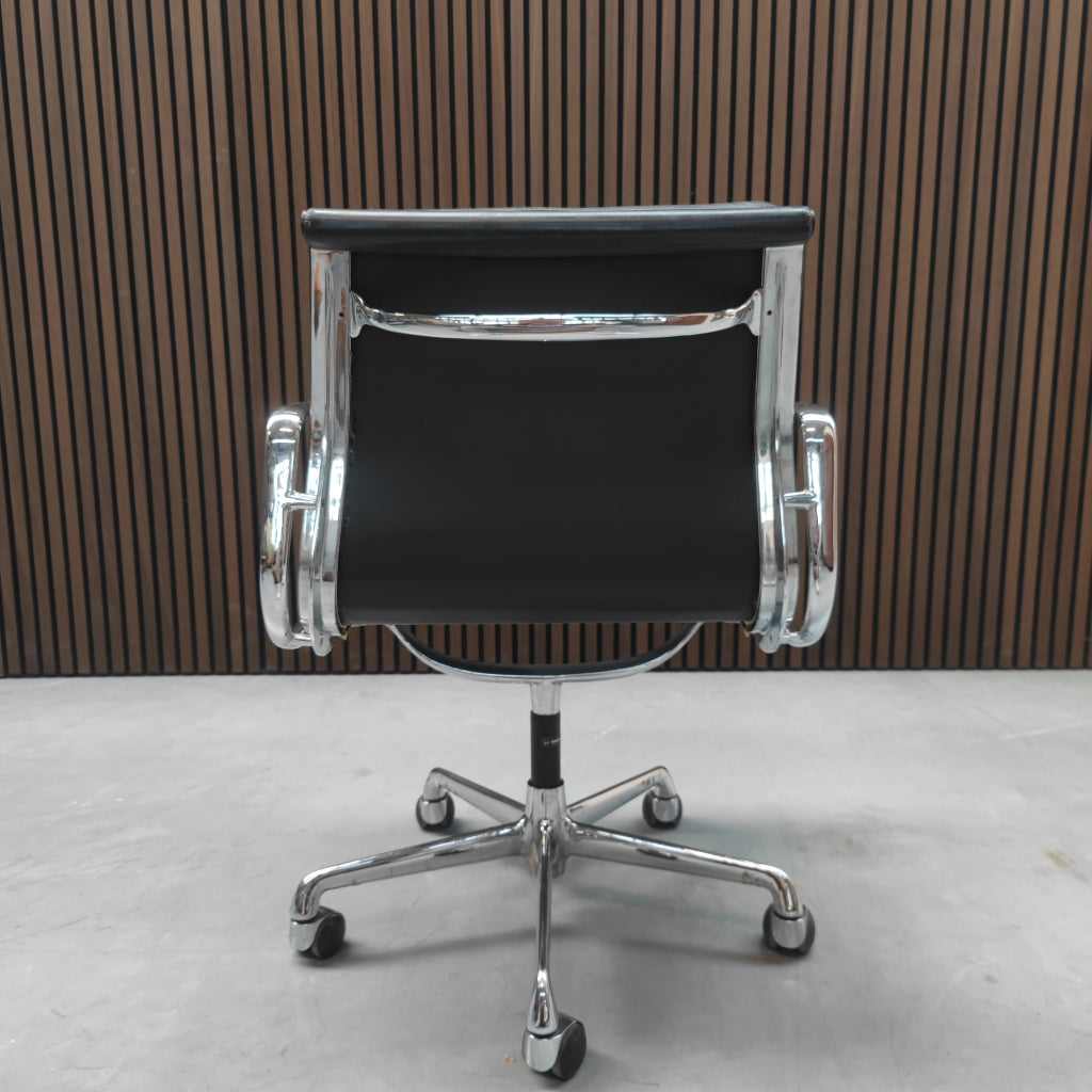 Herman Miller Eames EA 217 bureaustoel in zwart leder