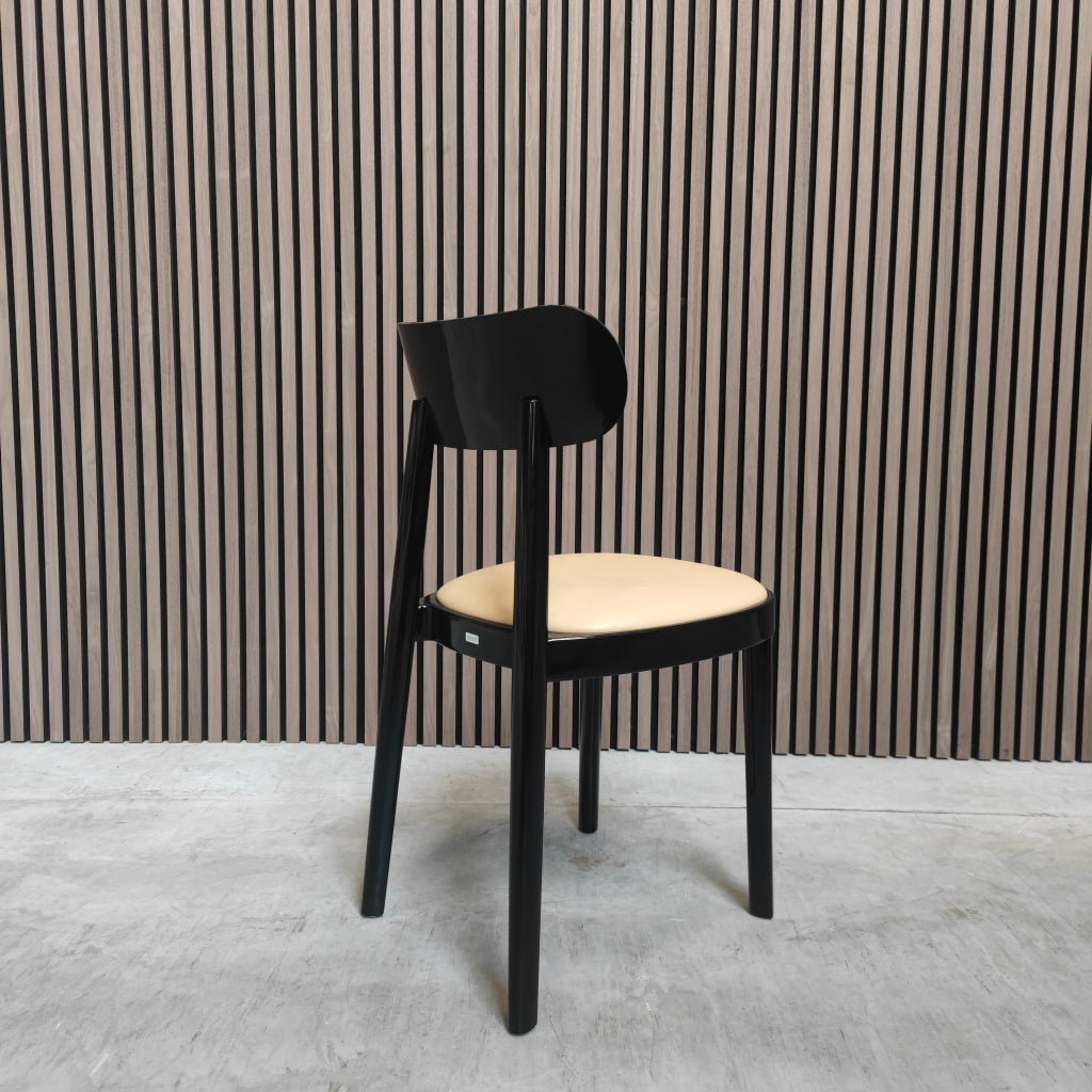 Thonet 118 Stoel  Zwart Gelakt Hout met leder zitje