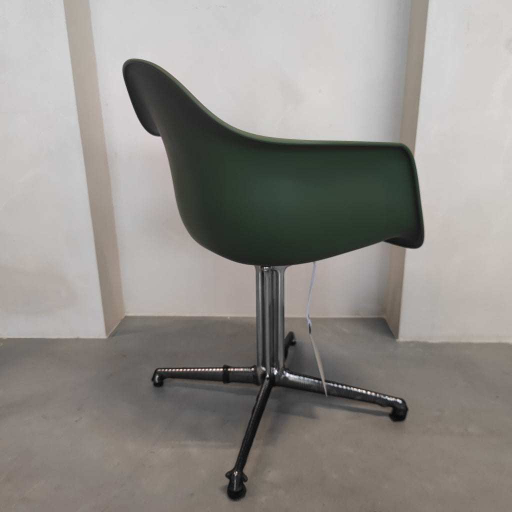 Vitra Eames Plastic Armchair  Forest (RE) met Polished Base