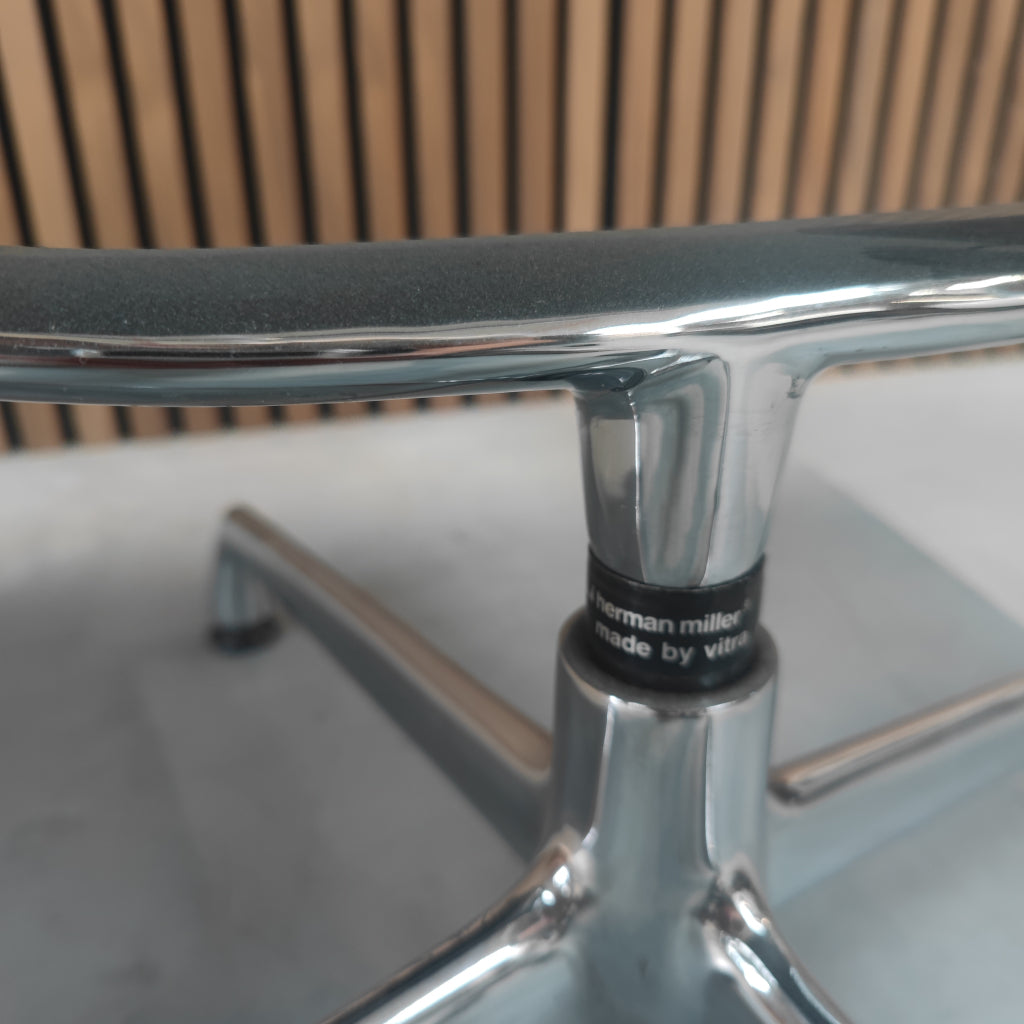 Vitra Eames EA 124 Bureaustoel