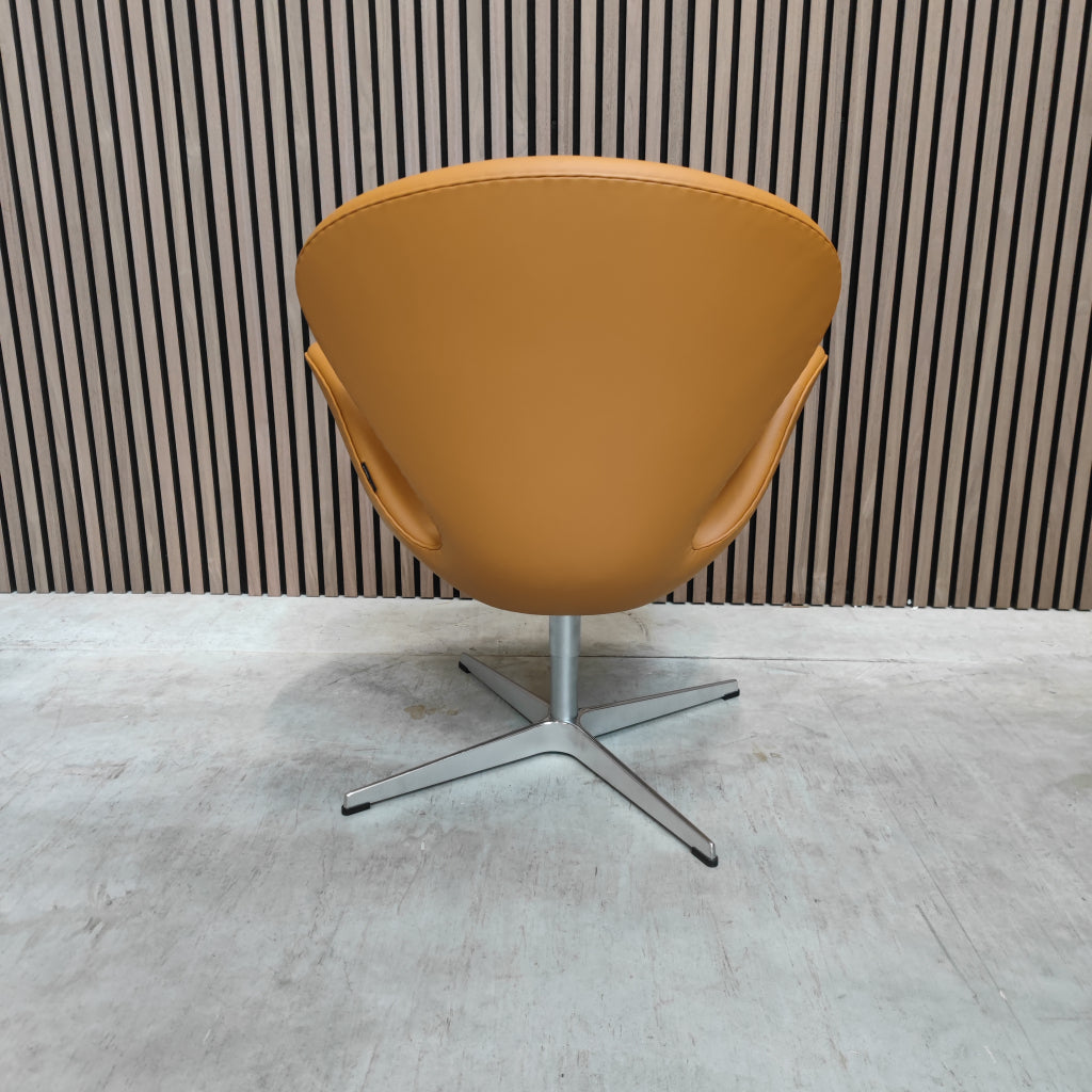 Fritz Hansen Swan Chair in Grace Walnut (Nieuw)