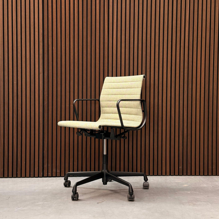 Vitra Eames Aluminium Chair EA 118 – Track Lime/Soft Mint