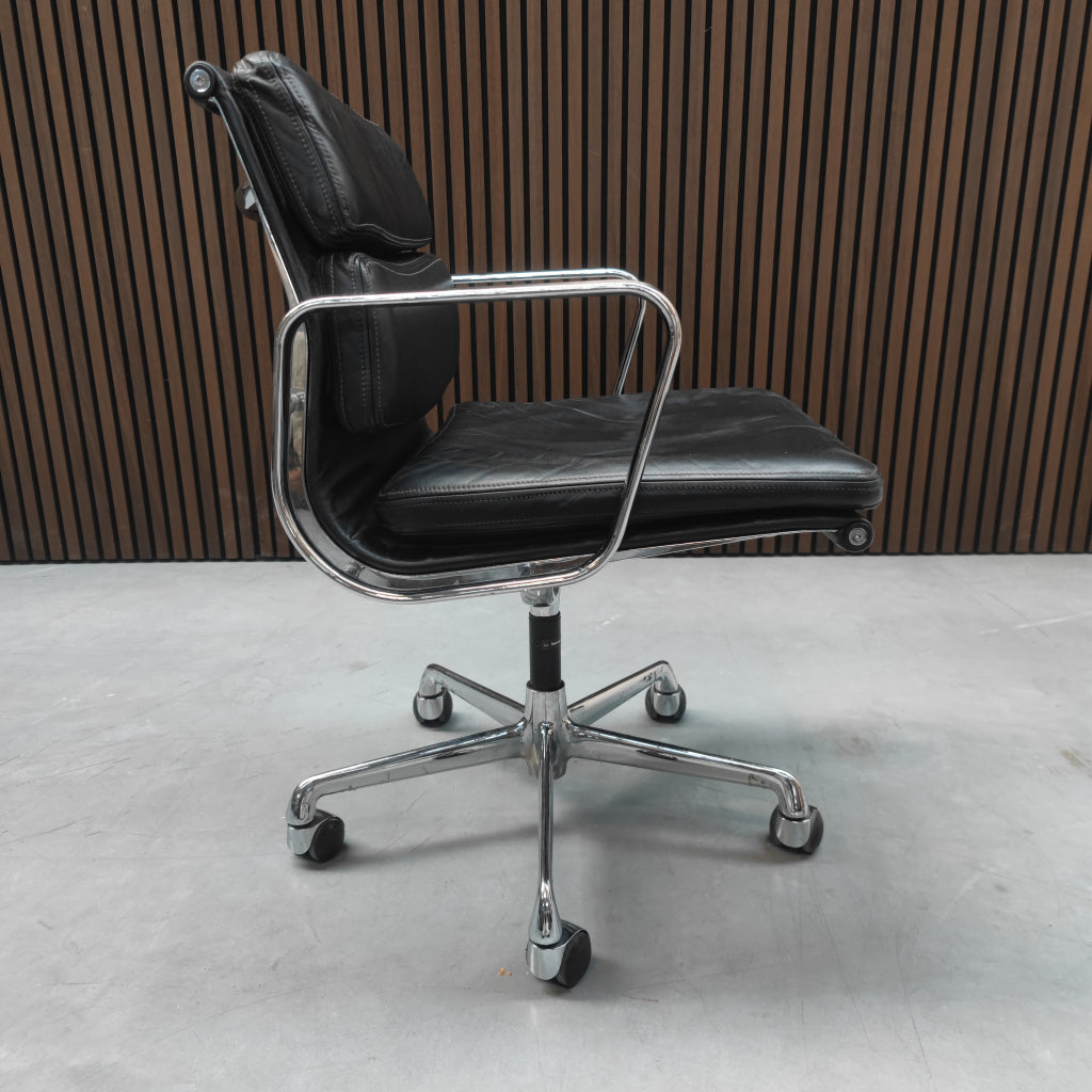 Herman Miller Eames EA 217 bureaustoel in zwart leder