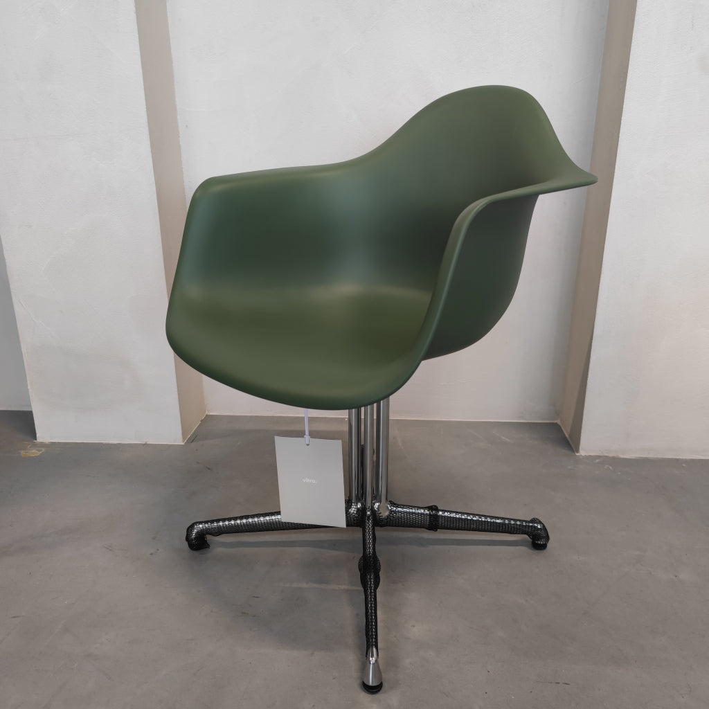 Vitra Eames Plastic Armchair  Forest (RE) met Polished Base