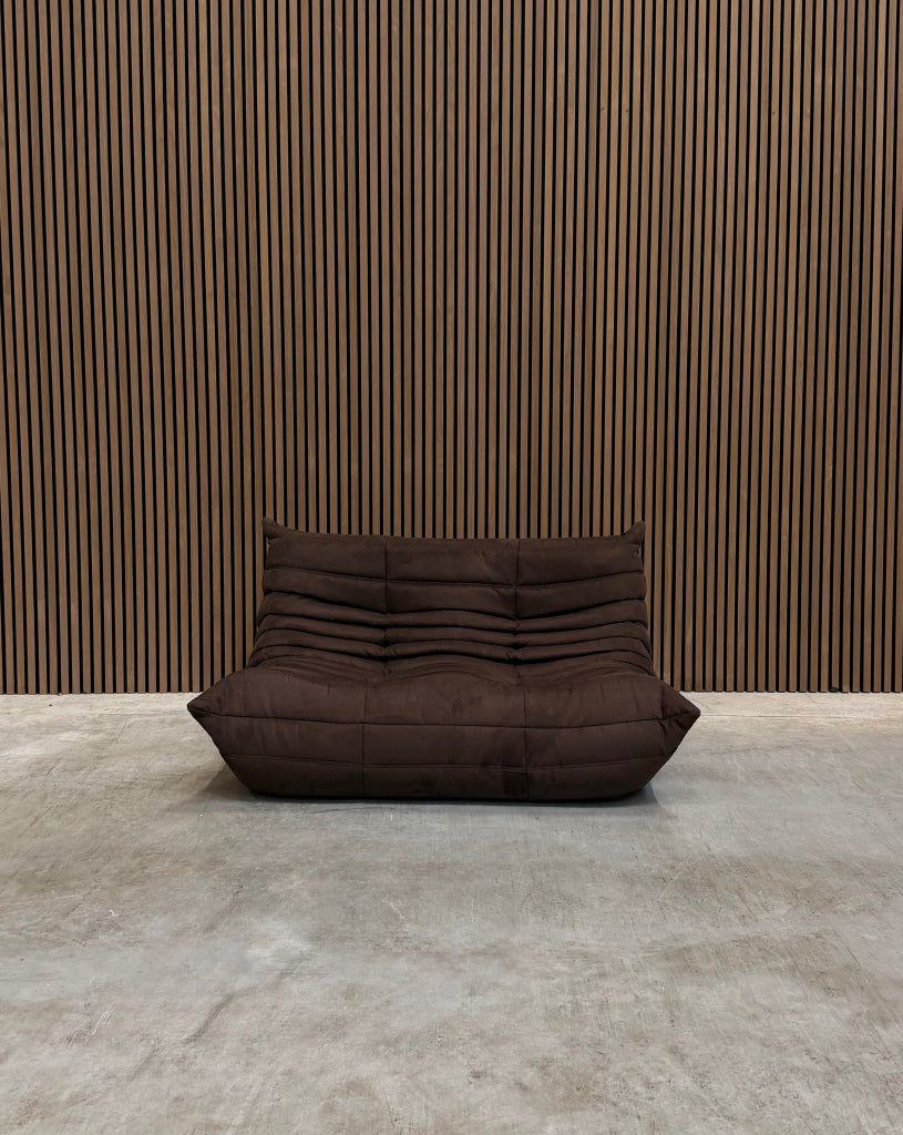 Ligne Roset Togo Small Settee 2-zits | Bruin Alcantara