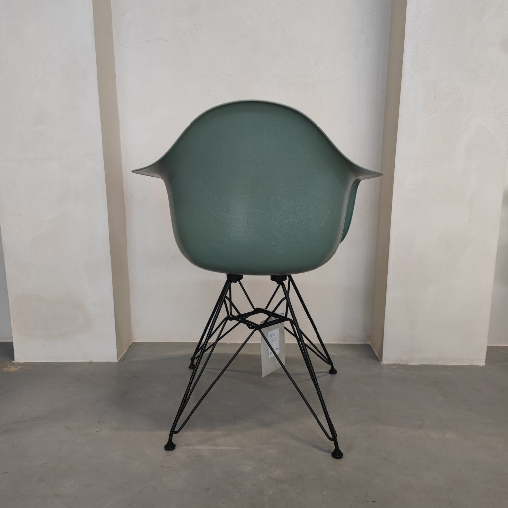 Vitra Eames DAR - Sea Foam Green stoel