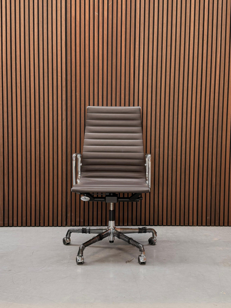 Vitra Eames Alumium chair - EA 119
