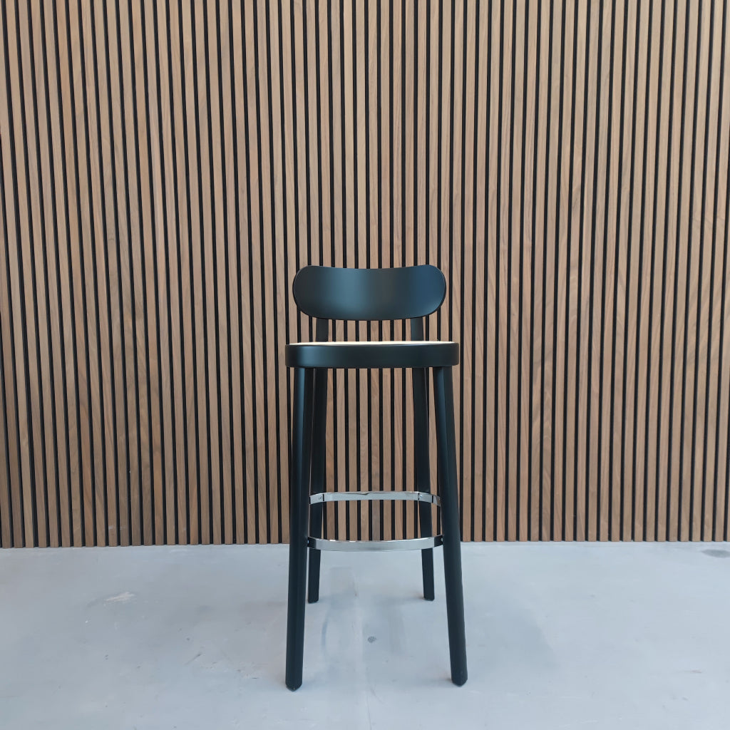 Thonet 118 Barkruk  Zwart met gevlochten riet zitting